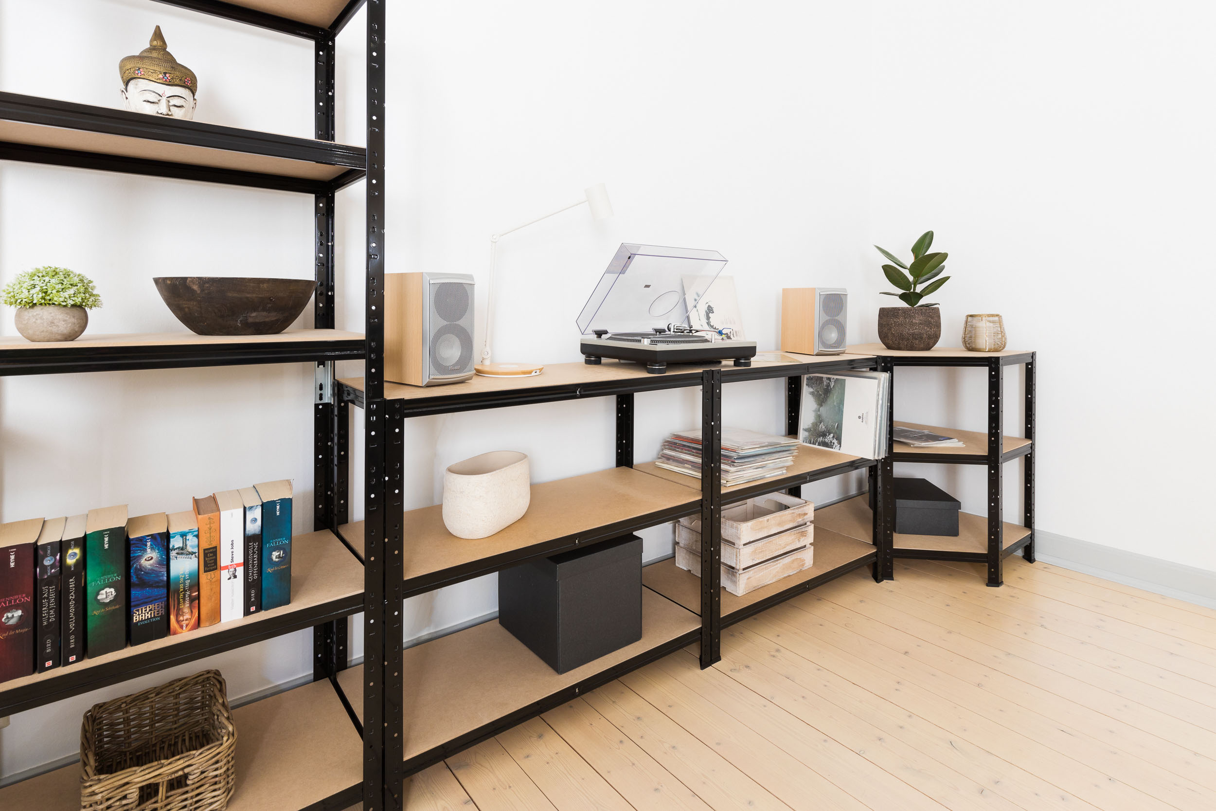 Regaly Amazon Úzké regály – když se počítá každý centimetr prostoru